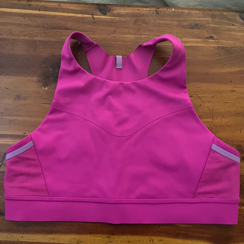 Brooks high neck sports bra with pocket for phone